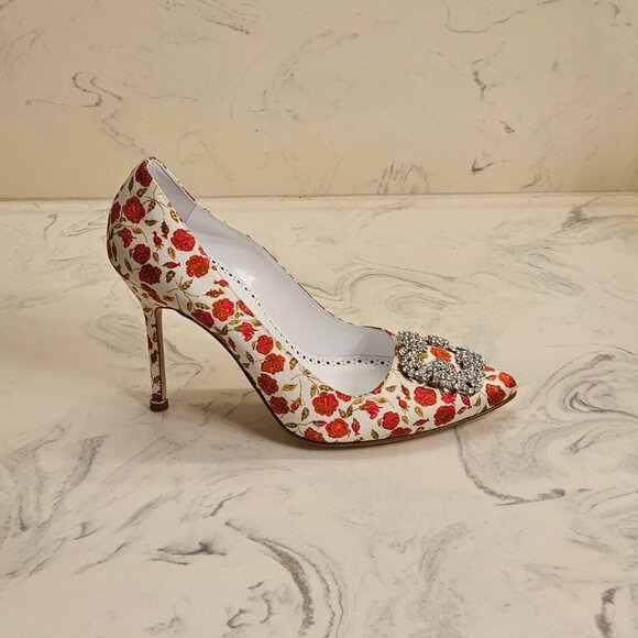 Manolo Blahnik 'Hangisi' Classic Pumps - Picture 4 of 11